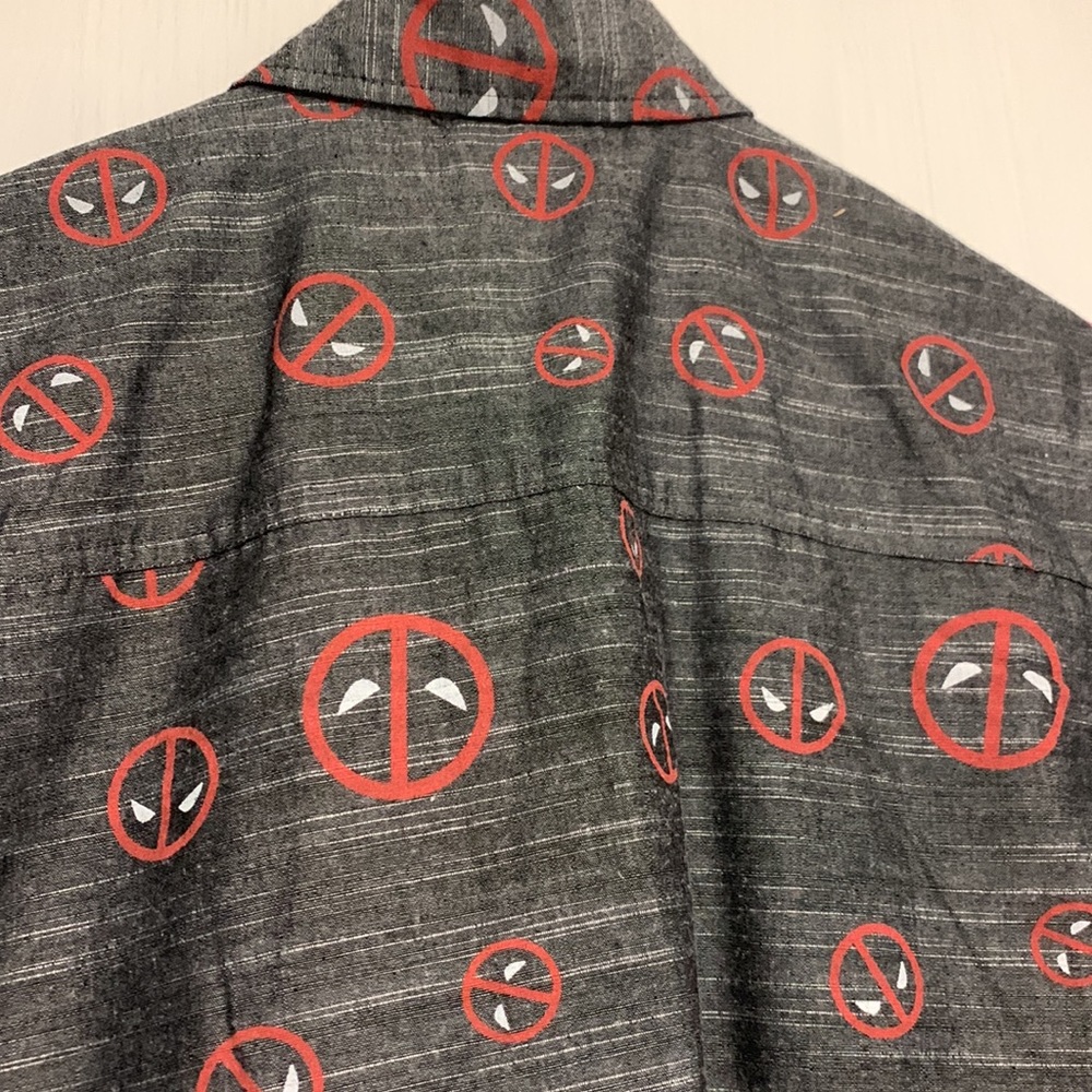 MARVEL DEADPOOL SHORT SLEEVE BUTTON UP